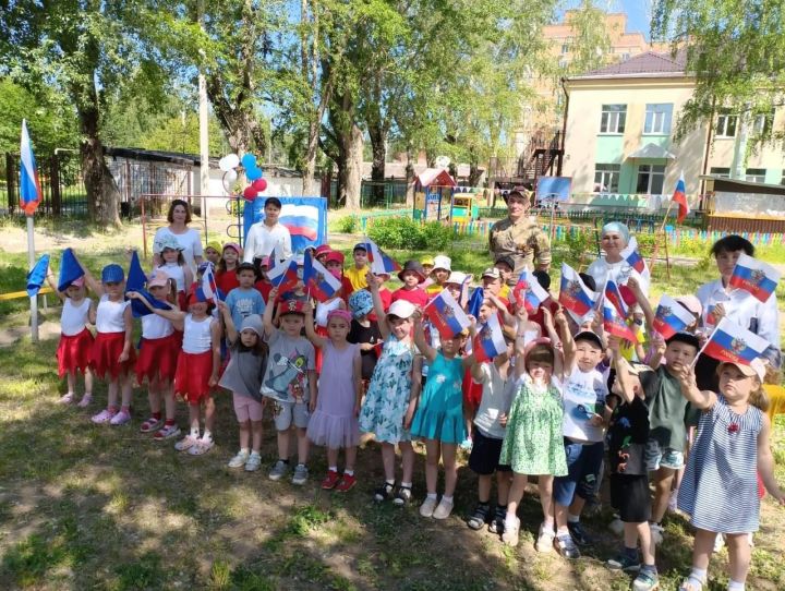 «Алтын башак» балалар бакчасында махсус хәрби операциядән ялга кайткан, Ватаныбызның чын патриоты Илшат Идвартович белән очрашу булды