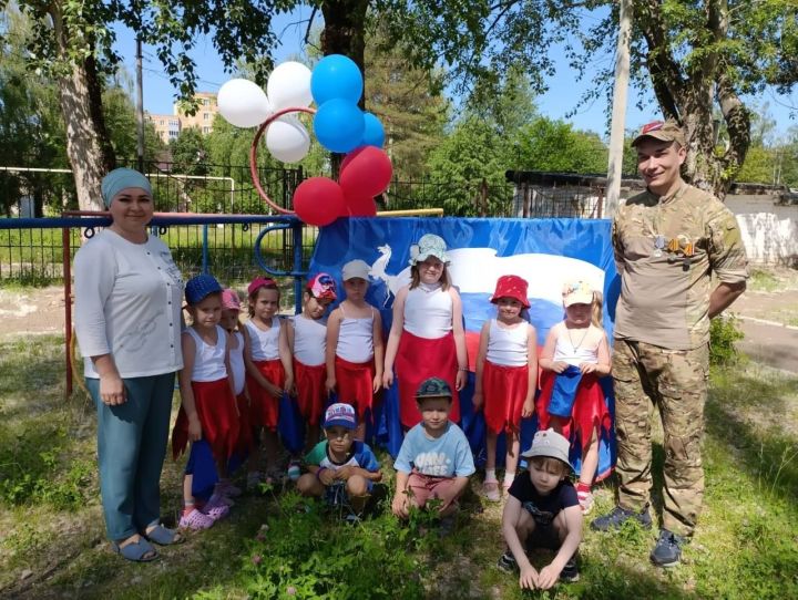 «Алтын башак» балалар бакчасында махсус хәрби операциядән ялга кайткан, Ватаныбызның чын патриоты Илшат Идвартович белән очрашу булды