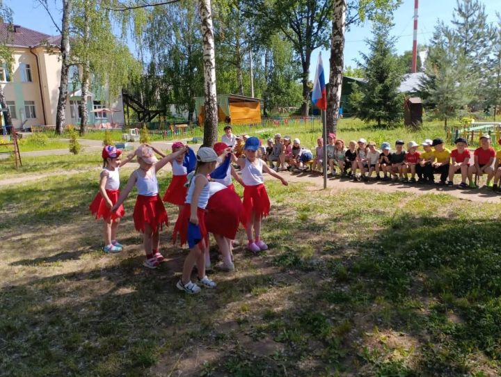 «Алтын башак» балалар бакчасында махсус хәрби операциядән ялга кайткан, Ватаныбызның чын патриоты Илшат Идвартович белән очрашу булды