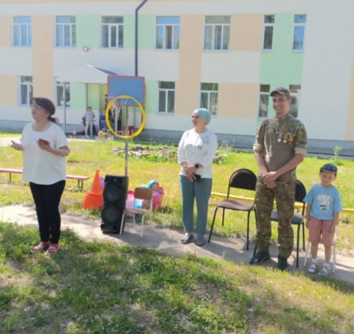 «Алтын башак» балалар бакчасында махсус хәрби операциядән ялга кайткан, Ватаныбызның чын патриоты Илшат Идвартович белән очрашу булды