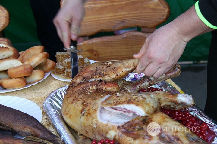 Саран хуҗабикә бәйрәмгә килгән туганнарын агулаган