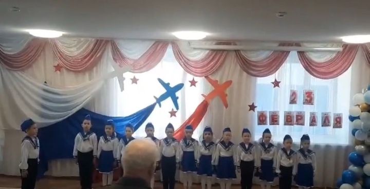 Яшел Үзәннең «Гусельки» балалар бакчасында Ватанны саклаучылар көне алдыннан сафлар һәм җырлар смотры узды