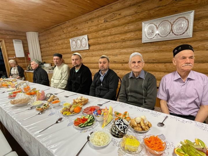 Ашауны тоздан баш­лау каян килеп чыккан, бу шәригать буенча дөресме?
