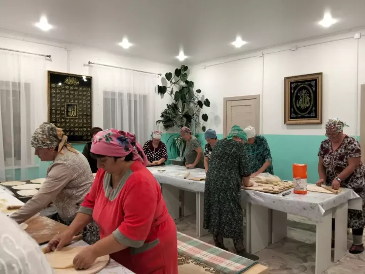 Каратмән мәчетендә МХО көрәшчеләре өчен өй токмачы әзерләделәр