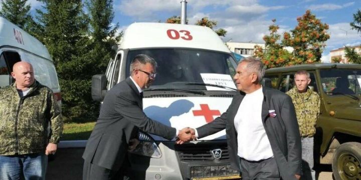 Рөстәм Миңнеханов МХОга дүрт ашыгыч ярдәм машинасын тапшыруда катнашты