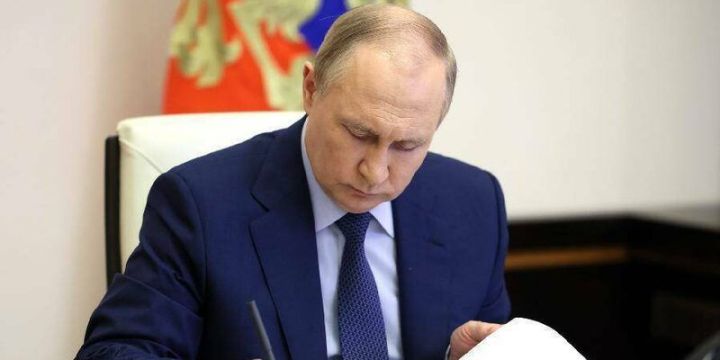 Владимир Путин җиде татарстанлыны бүләкләде