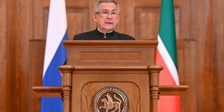 Рөстәм Миңнеханов Татарстан Дәүләт Советына мөрәҗәгать белән чыгыш ясый