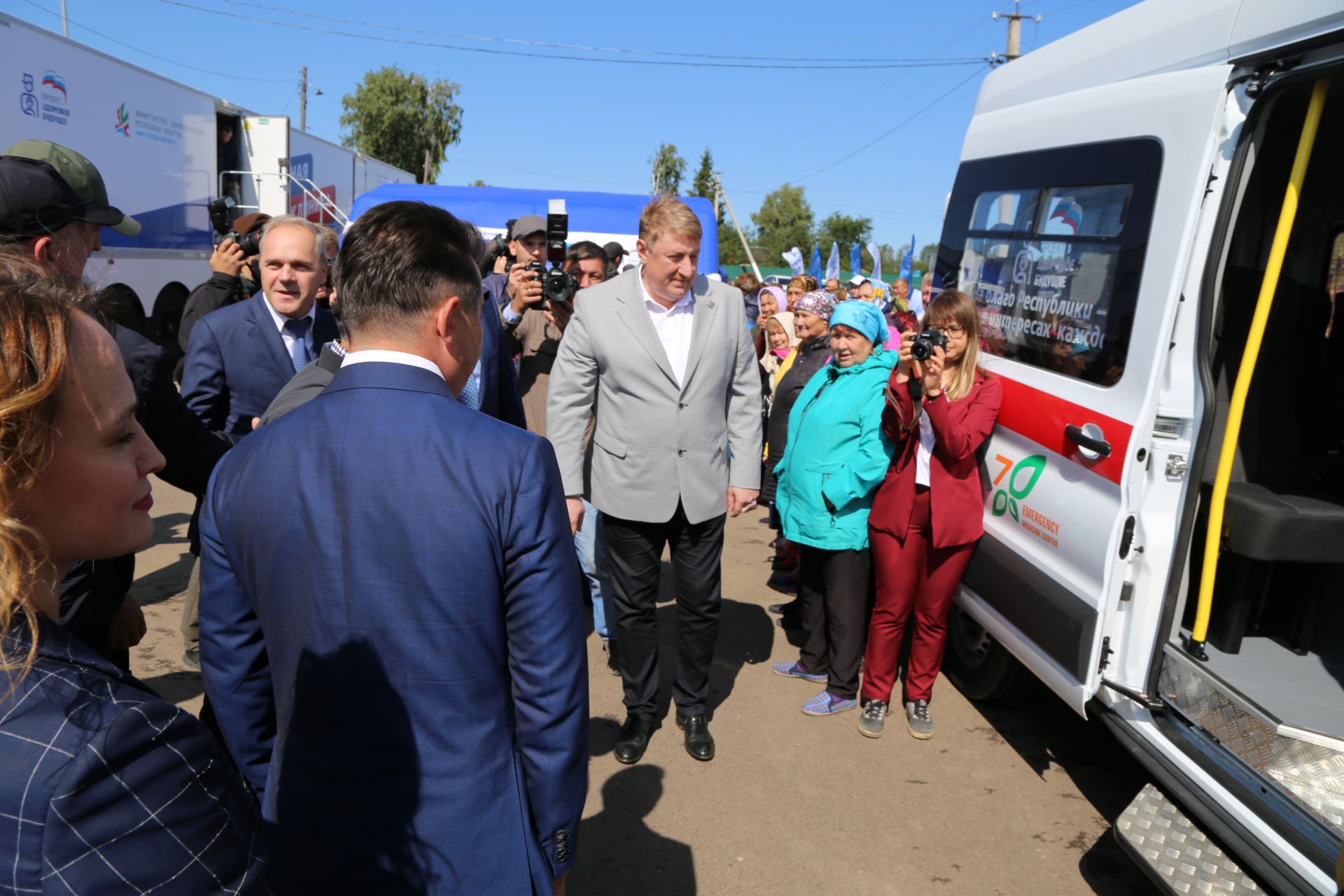 Халыкны тикшерү өчен дүрт мобиль медицина поликлиникасының беренчесенең эшен Татарстан Республикасы Президенты Рөстәм Миңнеханов Тәтеш районында тикшерде.