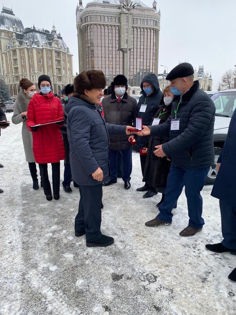 Яшел Үзән районының өч авыл җирлеге башлыгына яңа автомобиль ачкычлары тапшырылды