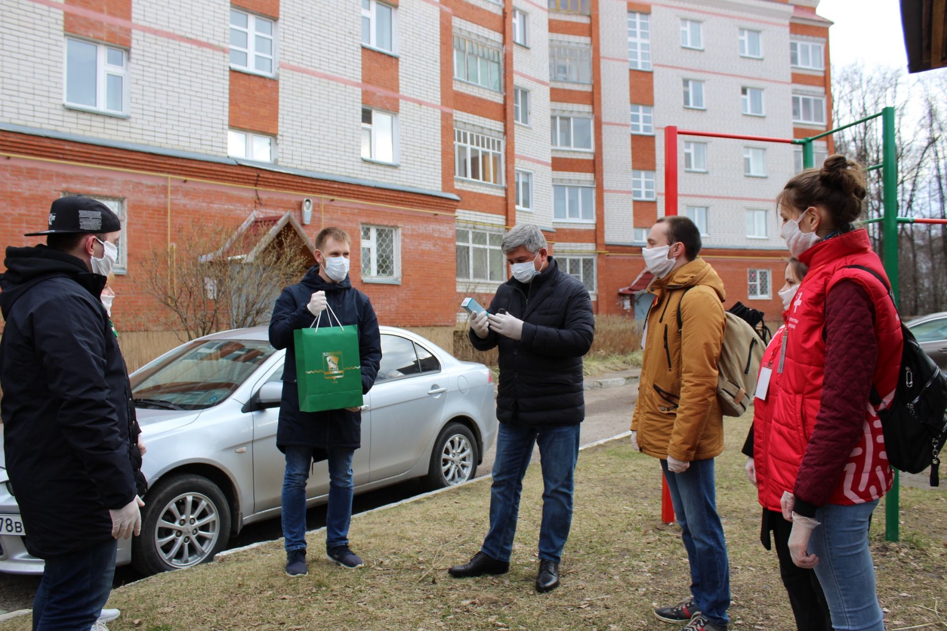 Завтра зеленодольске. Азатовские Зеленодольск. Волонтеры Зеленодольска. Пенсионеры Зеленодольска. Волонтеры продукты Зеленодольск.