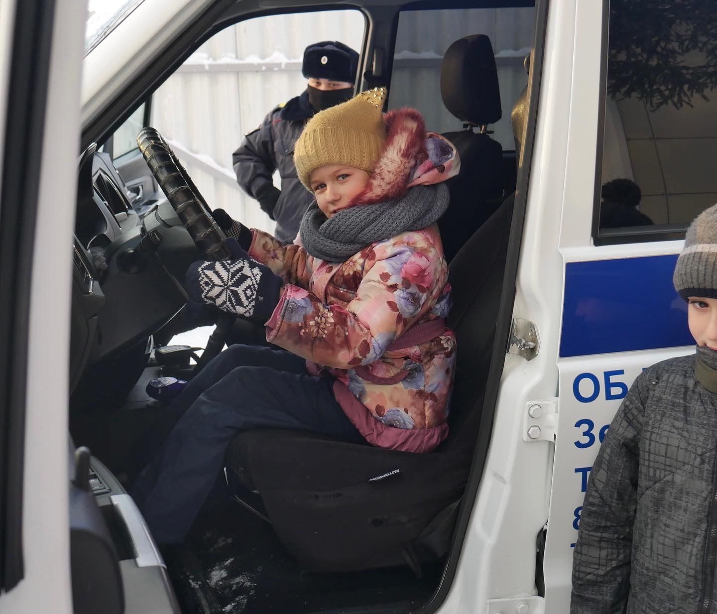 Полиция Кыш Бабае һәм Кар кызы «Гнездышко» социаль приютында булды