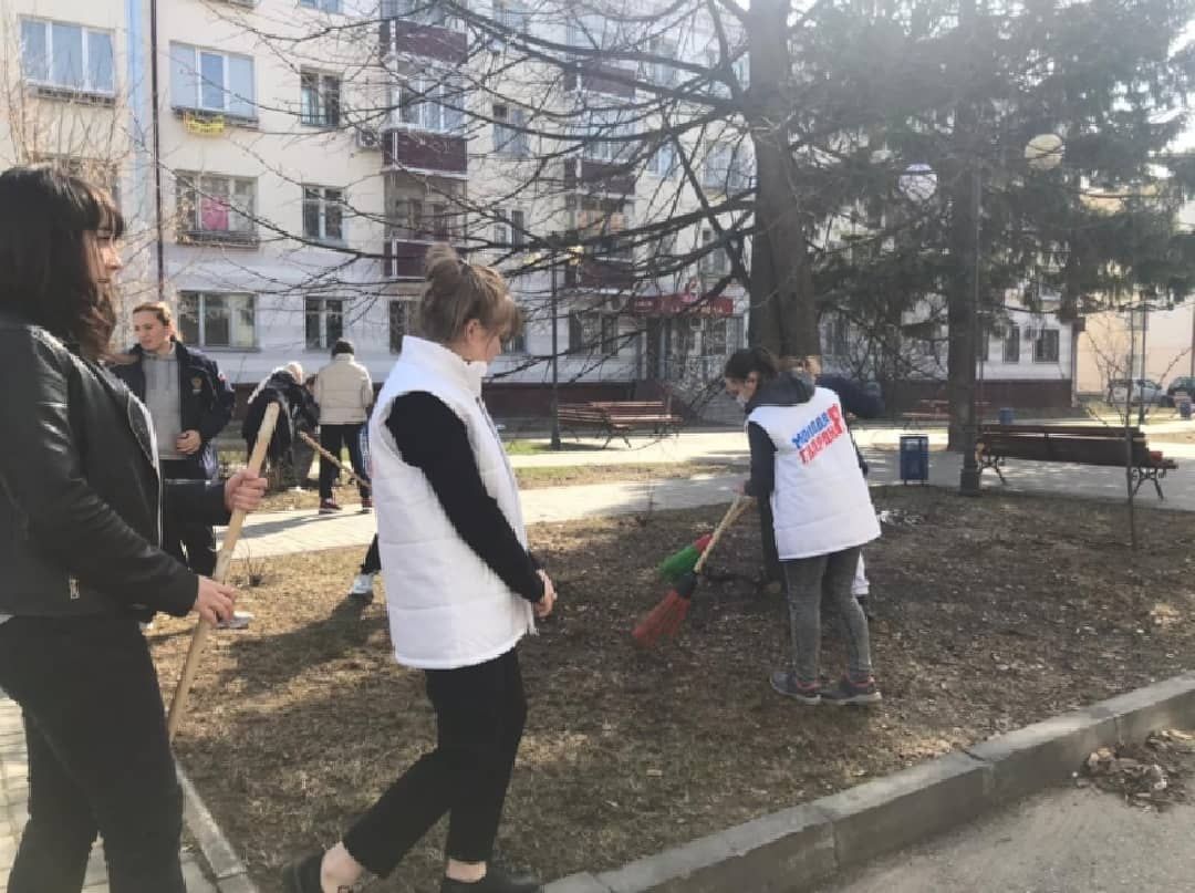 “Бердәм Россия” партиясенең Яшел Үзән җирле бүлекчәсе вәкилләре Норкин исемендәге скверда тәртип урнаштырды