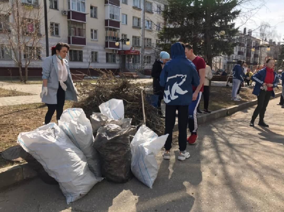 “Бердәм Россия” партиясенең Яшел Үзән җирле бүлекчәсе вәкилләре Норкин исемендәге скверда тәртип урнаштырды