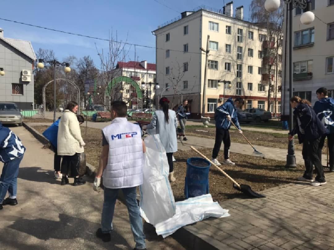 “Бердәм Россия” партиясенең Яшел Үзән җирле бүлекчәсе вәкилләре Норкин исемендәге скверда тәртип урнаштырды