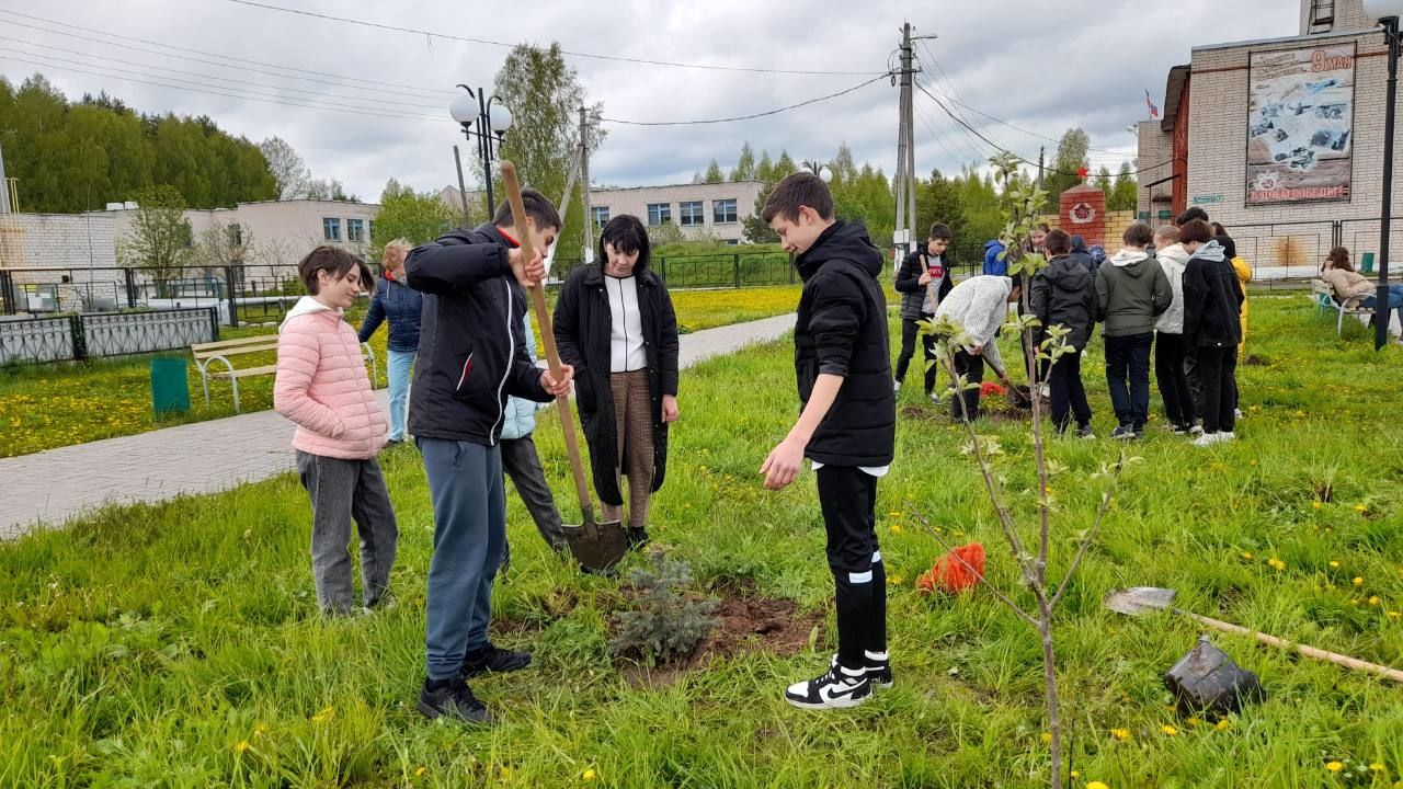 Мәктәп урманчылыгын булдыру проектын тормышка ашыру кысаларында Раифа авыл җирлегендә Хәтер аллеясына нигез салынды