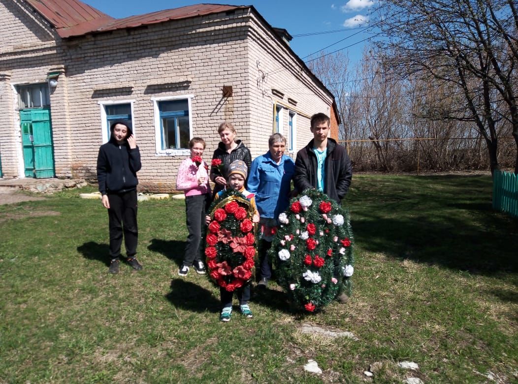 Косякау авылында Бөек Ватан сугышында хәлак булган солдатлар һәйкәленә чәчәкләр салдылар