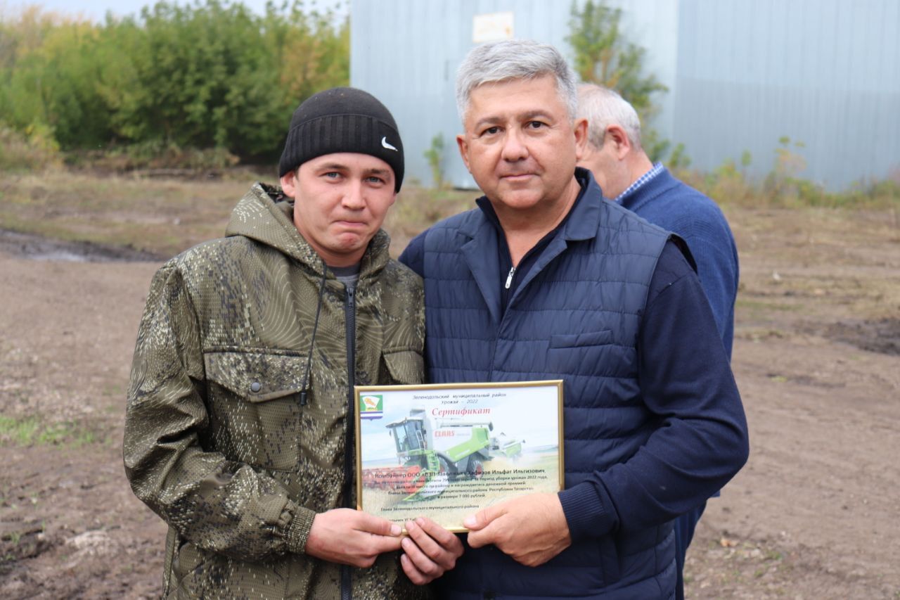 Михаил Афанасьев урак өсте алдынгыларын бүләкләде