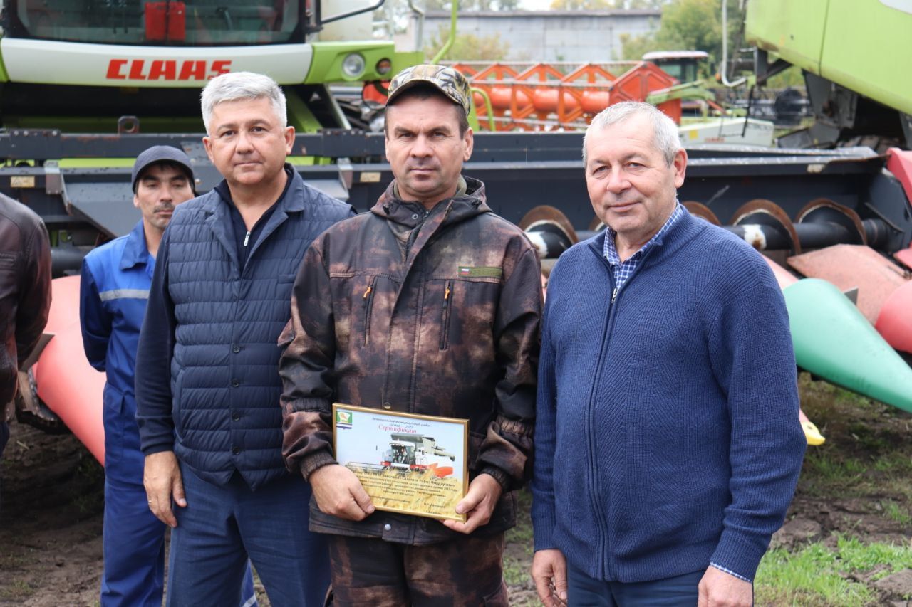 Михаил Афанасьев урак өсте алдынгыларын бүләкләде