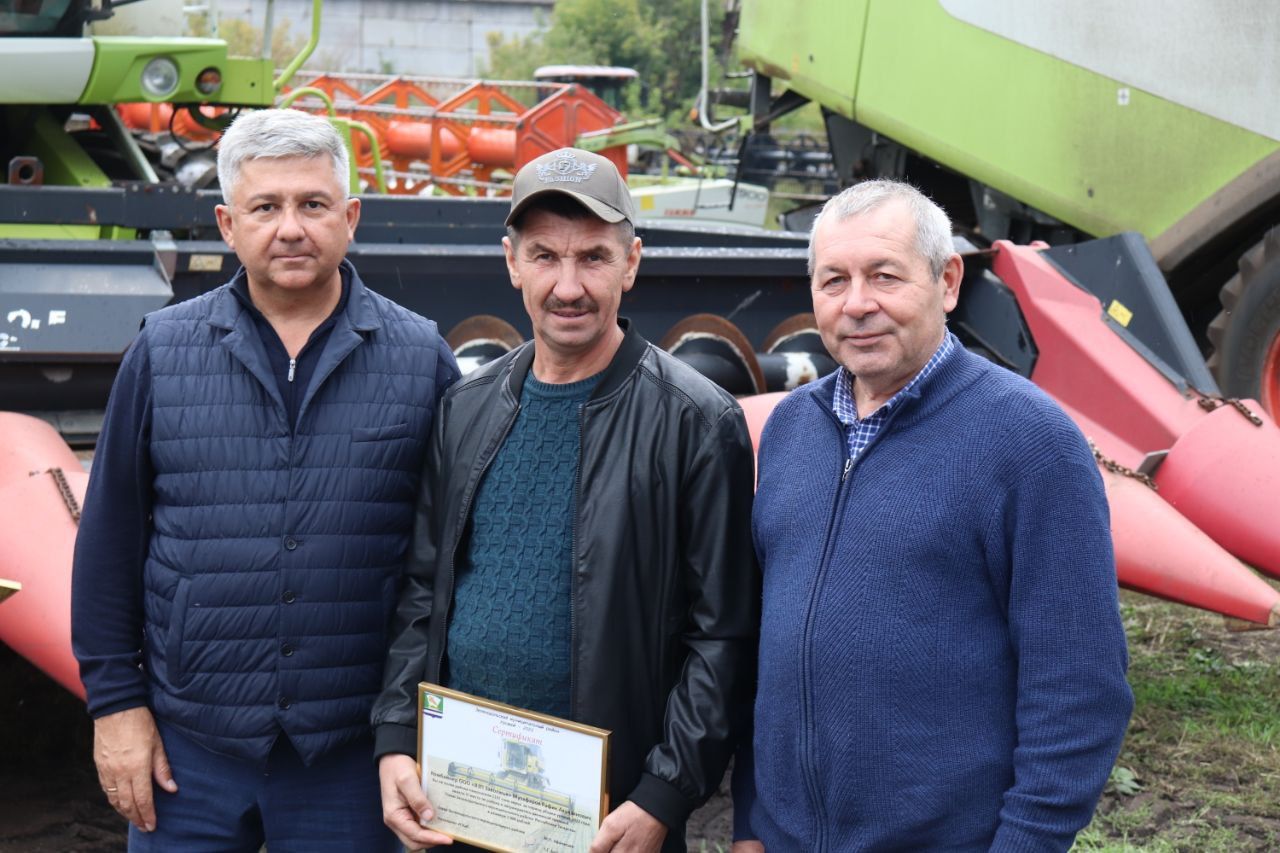 Михаил Афанасьев урак өсте алдынгыларын бүләкләде