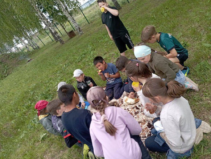 Бүген балаларны яклау көне унаеннан Күгеш мәдәният йорты янында «Балалар бәйрәме» үтте.