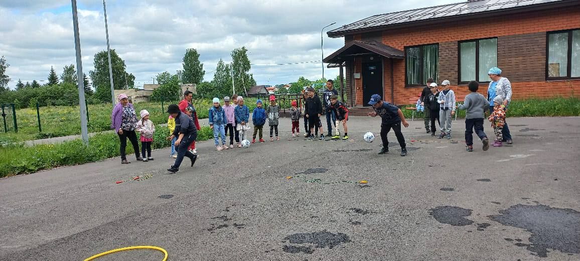 Бүген балаларны яклау көне унаеннан Күгеш мәдәният йорты янында «Балалар бәйрәме» үтте.