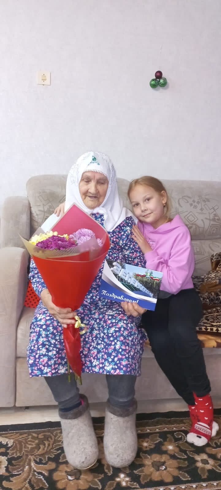 Бүген Олы Яке авылында яшәүче Саимә апа Галиева 95 яшьлек юбилеен билгеләп үтә