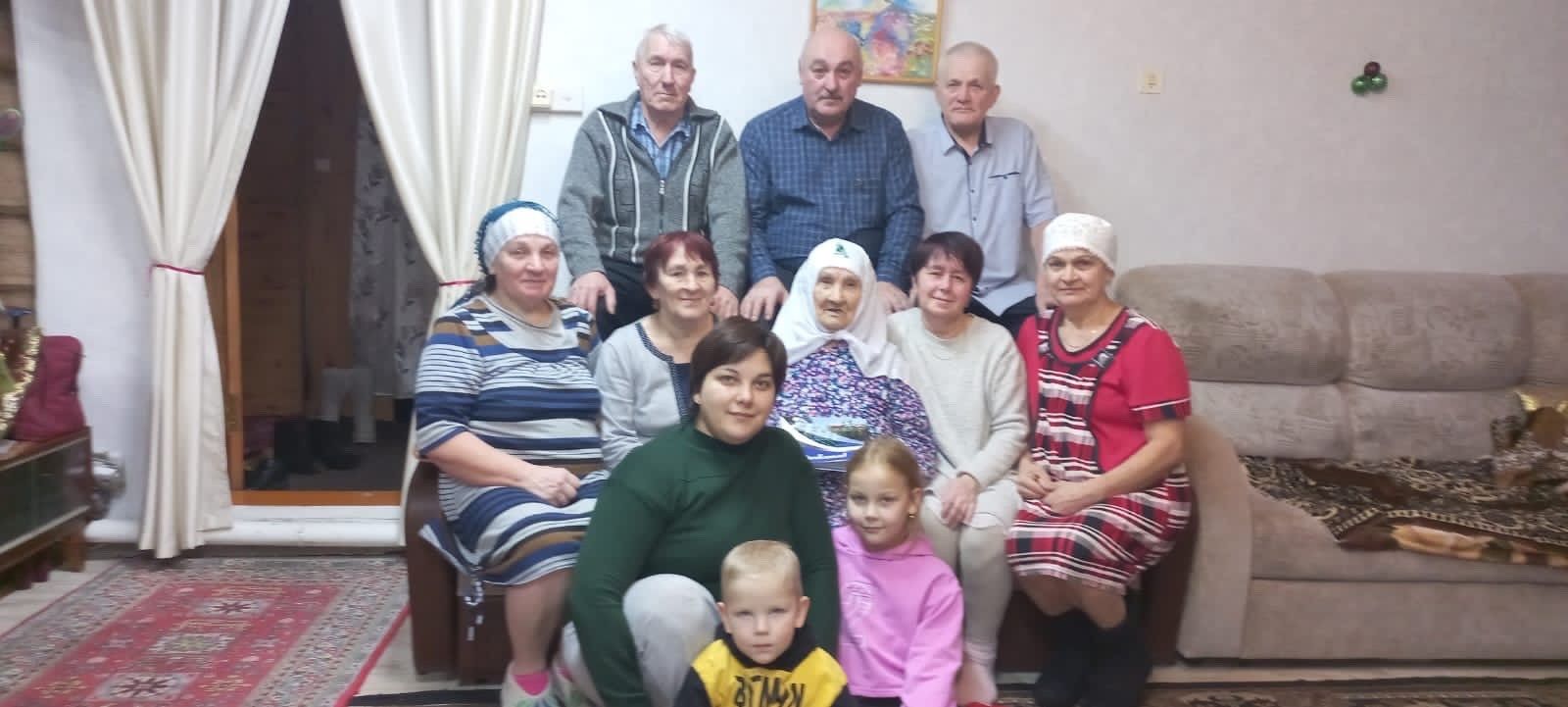Бүген Олы Яке авылында яшәүче Саимә апа Галиева 95 яшьлек юбилеен билгеләп үтә