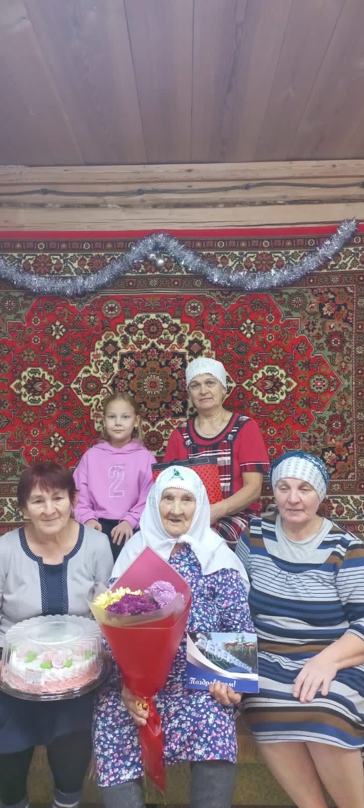 Бүген Олы Яке авылында яшәүче Саимә апа Галиева 95 яшьлек юбилеен билгеләп үтә