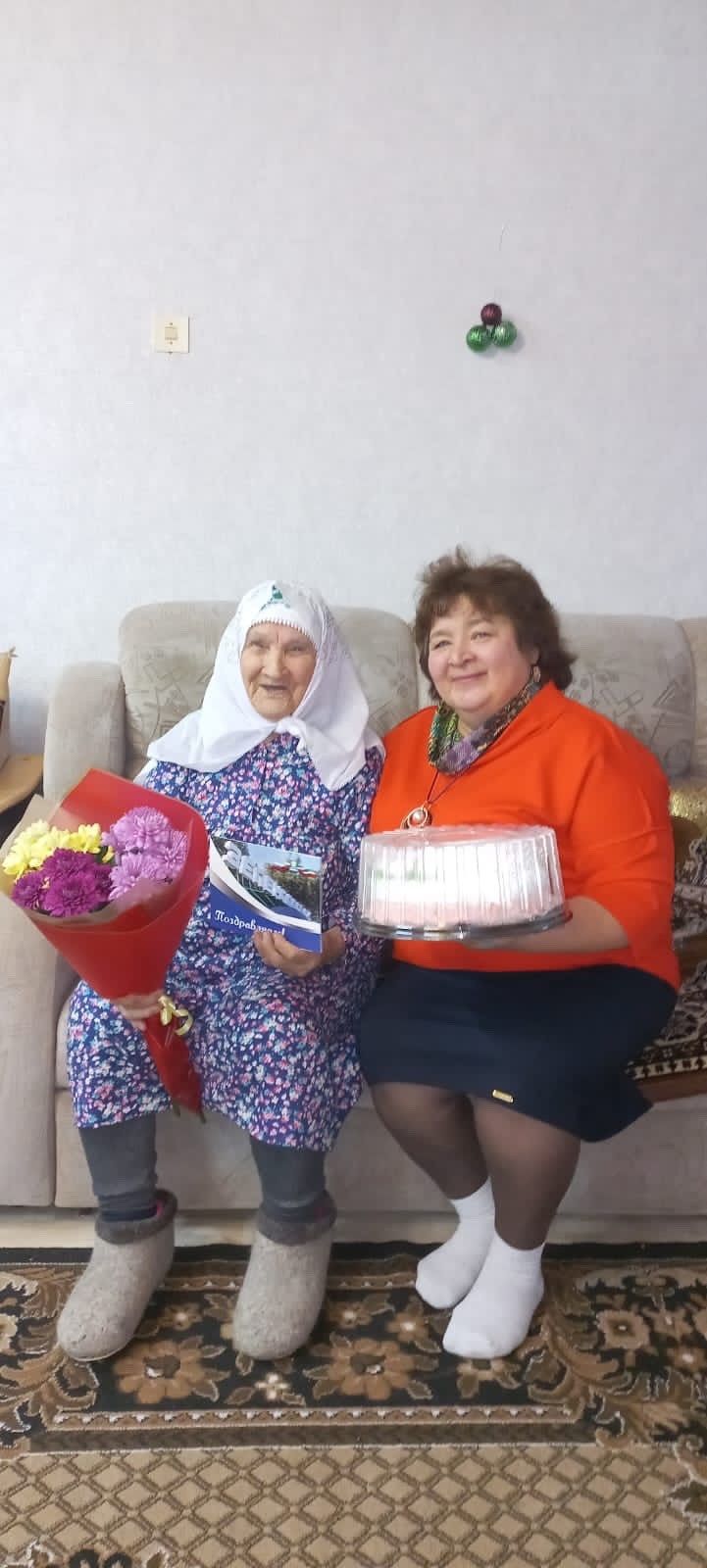 Бүген Олы Яке авылында яшәүче Саимә апа Галиева 95 яшьлек юбилеен билгеләп үтә