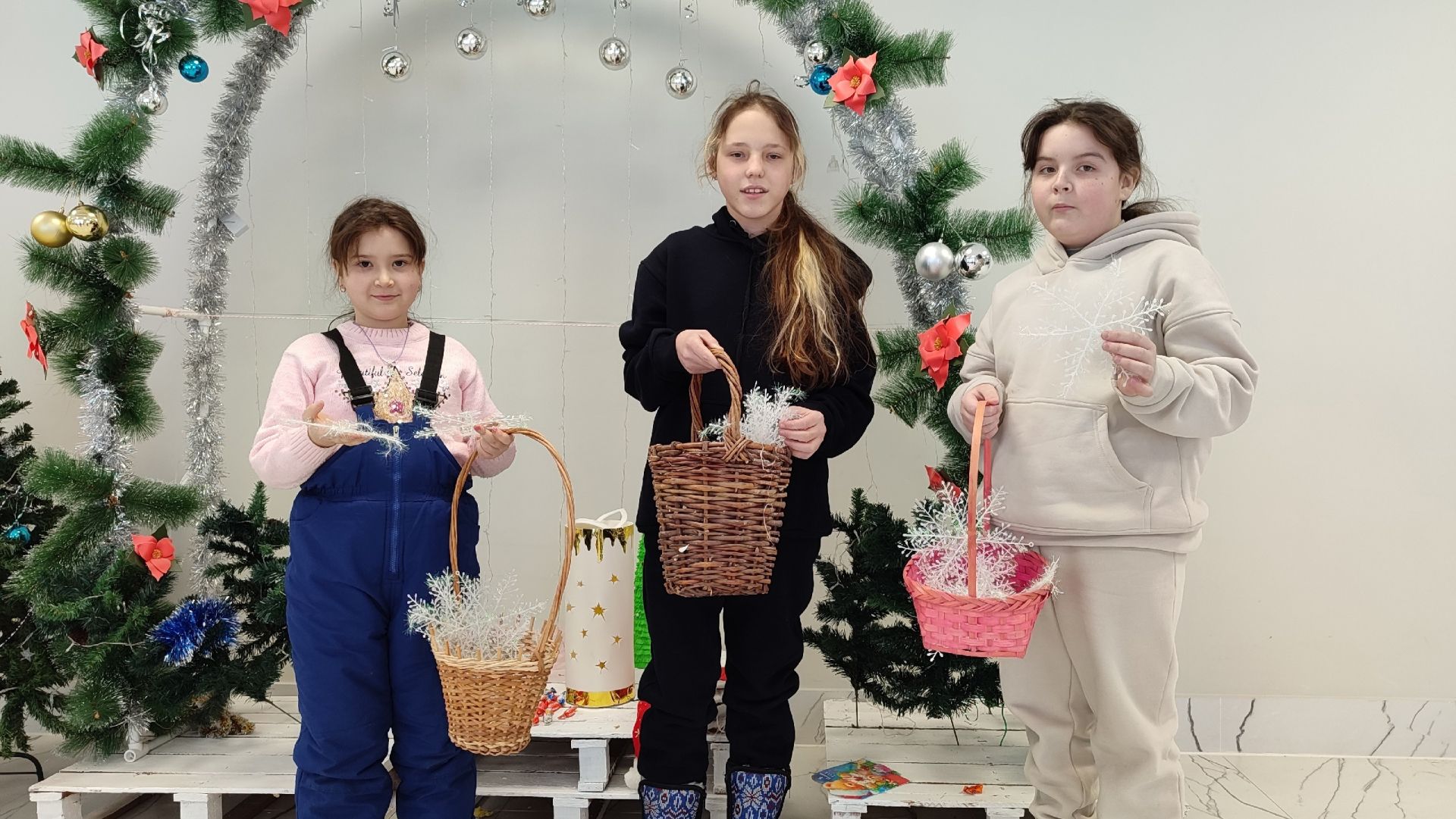 Яңа ел җилләре саулыкларыгызга ныклык, өегезгә иминлек, җаннарыгызга нур, ризыкларыгызга бәрәкәт, кесәгезгә сәмән өстәп, күңелләрегезгә якты илаhи рәхәтлек алып килсен