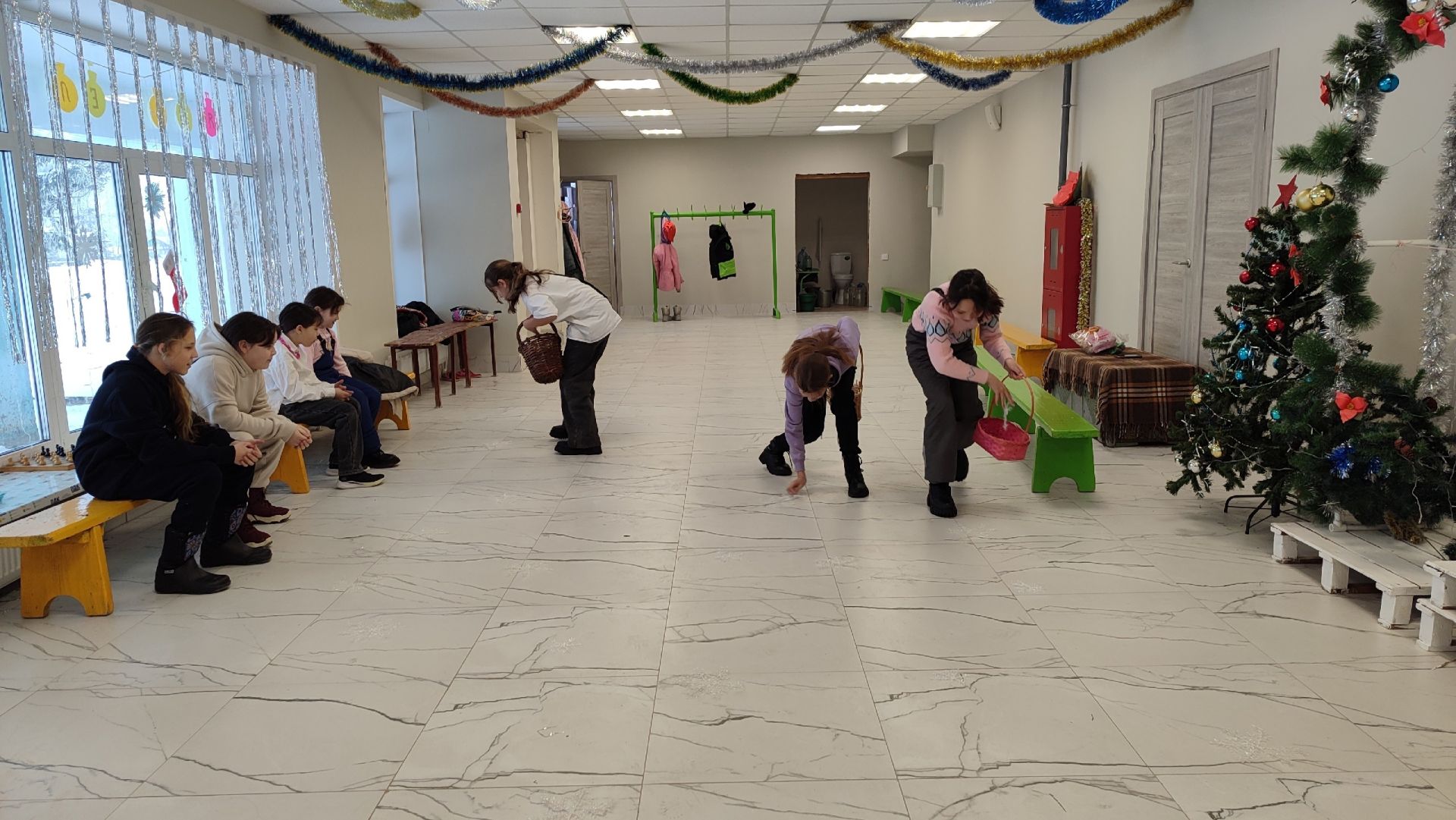 Яңа ел җилләре саулыкларыгызга ныклык, өегезгә иминлек, җаннарыгызга нур, ризыкларыгызга бәрәкәт, кесәгезгә сәмән өстәп, күңелләрегезгә якты илаhи рәхәтлек алып килсен