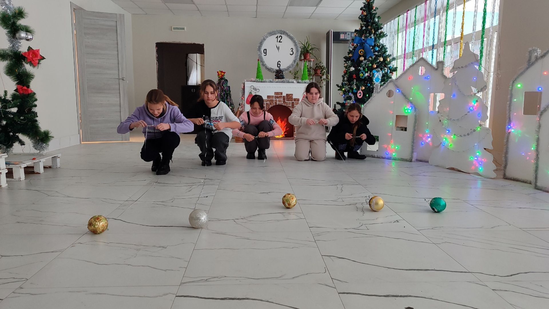 Яңа ел җилләре саулыкларыгызга ныклык, өегезгә иминлек, җаннарыгызга нур, ризыкларыгызга бәрәкәт, кесәгезгә сәмән өстәп, күңелләрегезгә якты илаhи рәхәтлек алып килсен