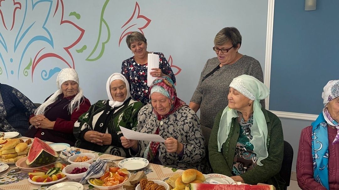 Татар Танае авылы мәдәният йортында өлкән буын кешеләре матур чарага җыелды