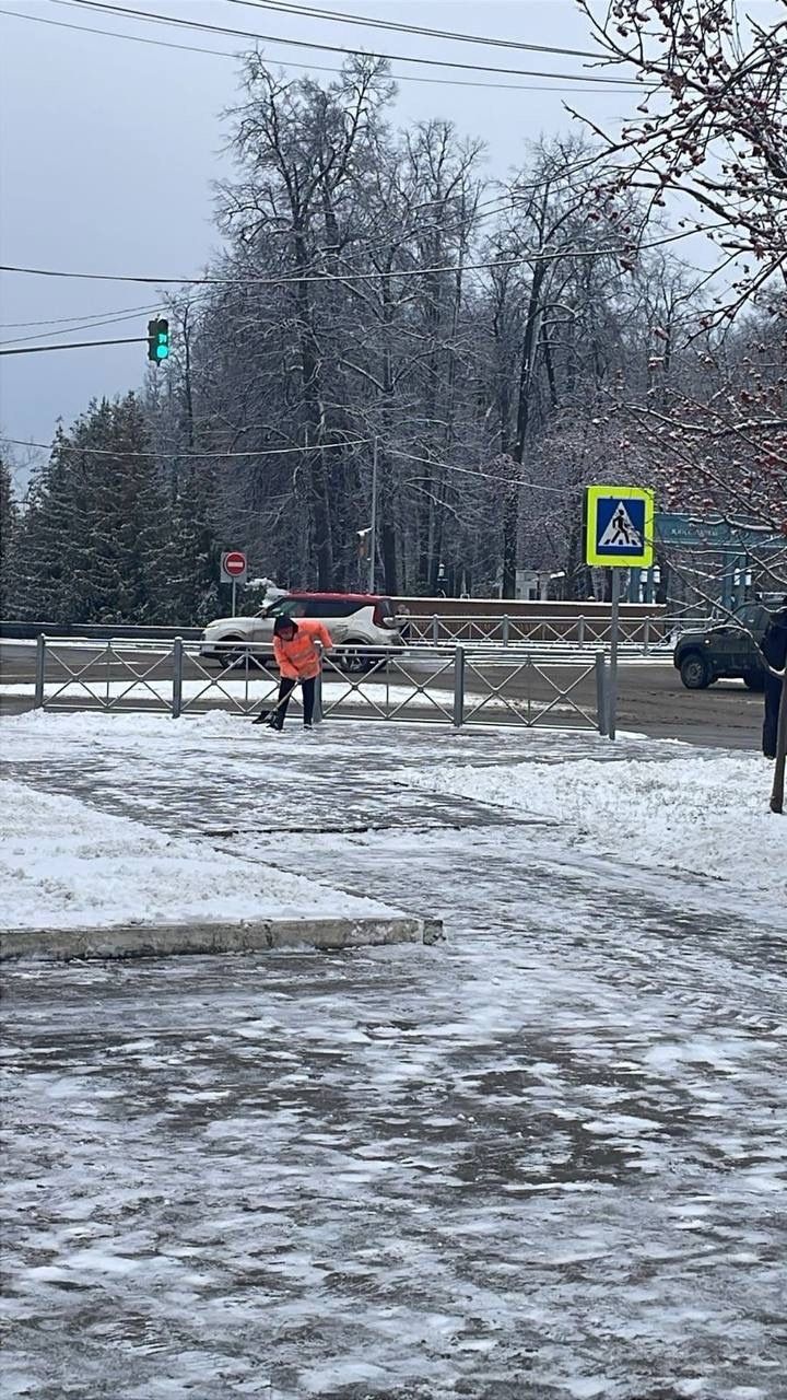 Яшел Үзән урамнарында кар чистарту техникасы эшли