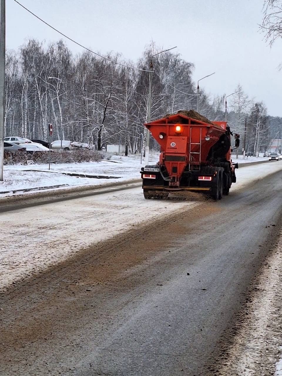 Яшел Үзән урамнарында кар чистарту техникасы эшли