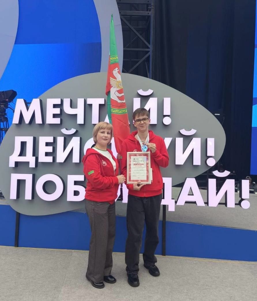 Яшел Үзәннән Артур Кәримов «Абилимпикс» 2024 Милли чемпионатында көмеш медаль яулады