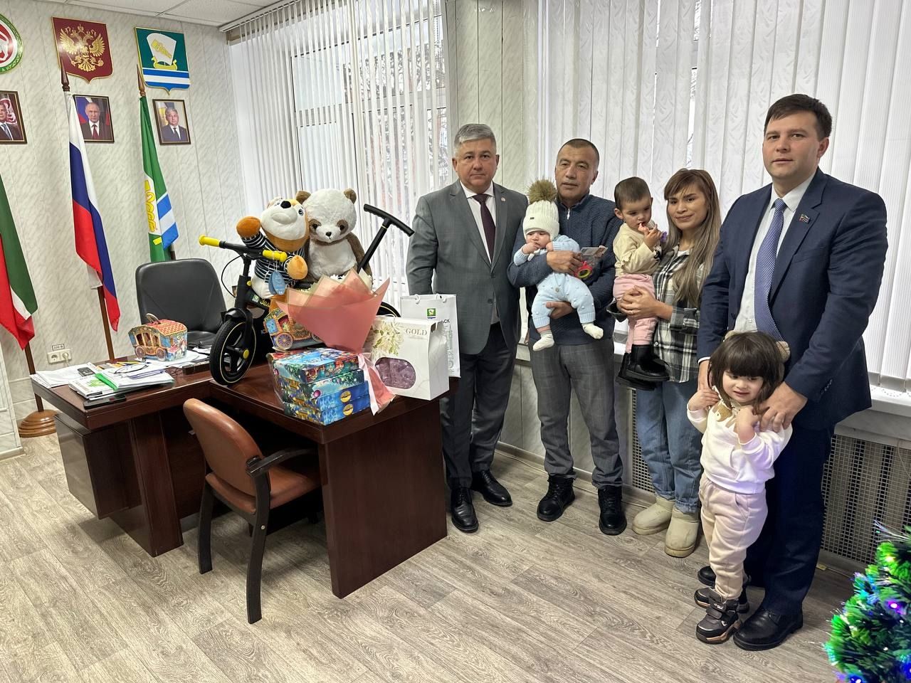 Осиноводан Зокировлар гаиләсе өчен Яңа ел күчтәнәчләре тапшырдылар