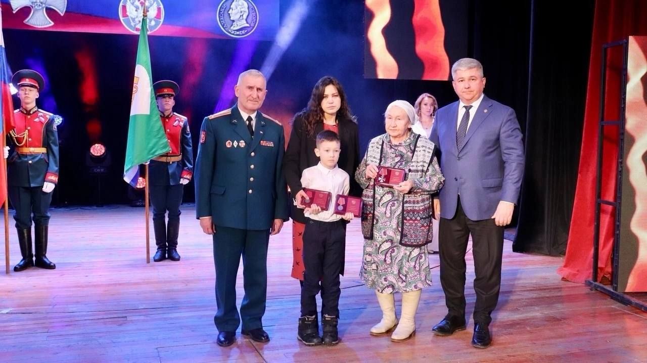 Махсус хәрби операциядә һәлак булган сугышчыларның гаиләләренә Батырлык ордены тапшырылды