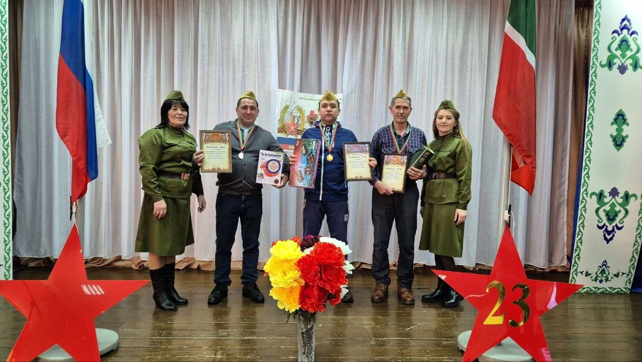 Яшел Үзән районы Олы Карауҗа авылы мәдәният йортында да китапханә белән берлектә Ватанны Саклаучылар бәйрәме уңаеннан “Шашка һәм шахмат” уеннары буенча турнир узды