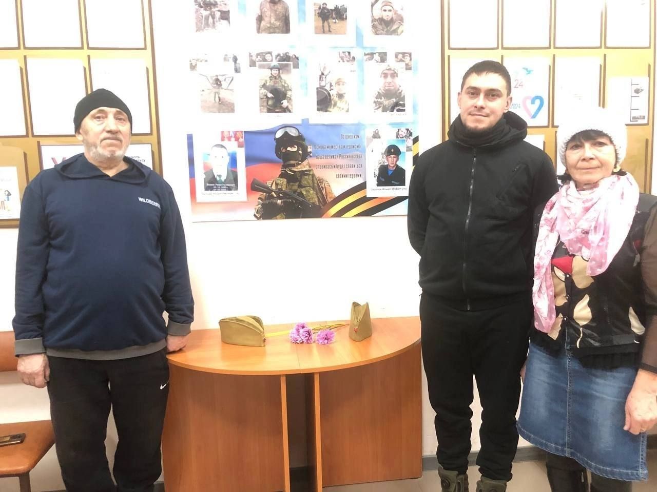 Олы Яке мәдәният йортында «Безнең заман батырлары» дигән стенд куелган
