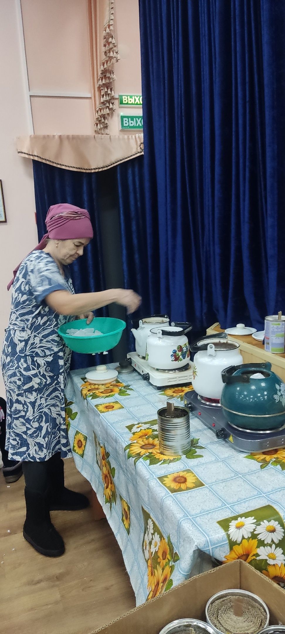 Олы Яке мәдәният йортында махсус хәрби операциядә катнашучы егетләребезгә ярдәм итү йөзеннән, окоп шәмнәре ясау дәвам итә