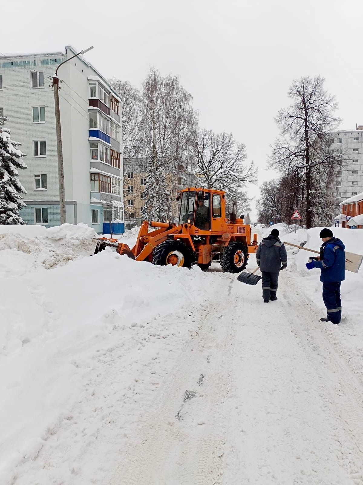 Коммуналь хезмәтләр иртәдән үк шәһәребезне кардан чистарта