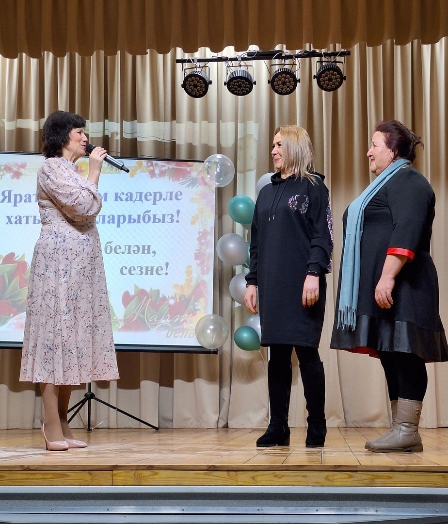 Мулла Иле мәдәният йортында, китапханә белән берлектә «Яраткан һәм кадерле хатын-кызларыбыз» дип исемләнгән бәйрәм концерты булып узды