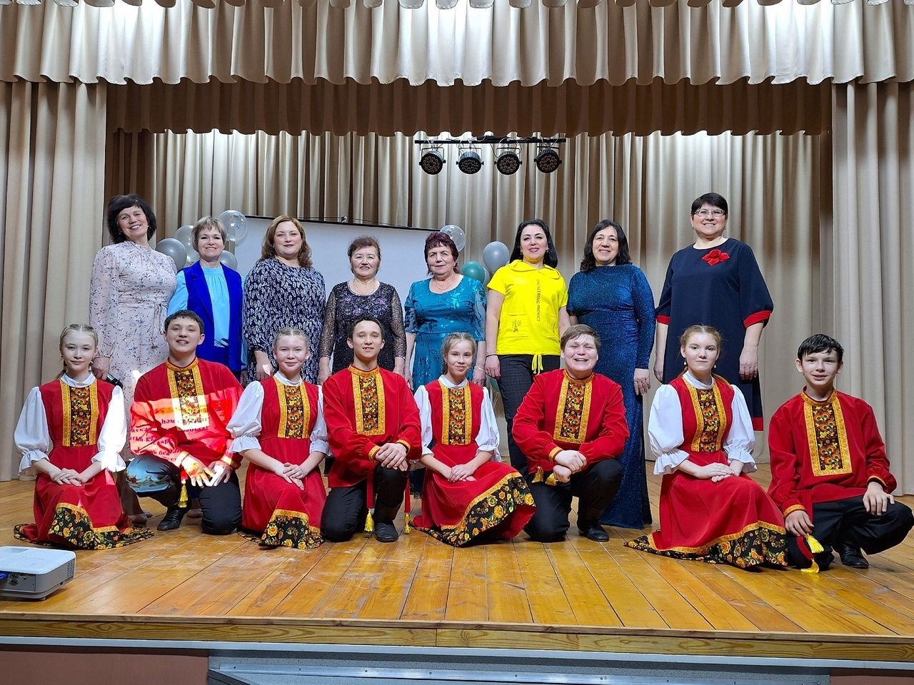 Мулла Иле мәдәният йортында, китапханә белән берлектә «Яраткан һәм кадерле хатын-кызларыбыз» дип исемләнгән бәйрәм концерты булып узды