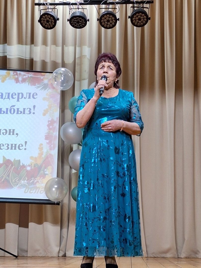Мулла Иле мәдәният йортында, китапханә белән берлектә «Яраткан һәм кадерле хатын-кызларыбыз» дип исемләнгән бәйрәм концерты булып узды