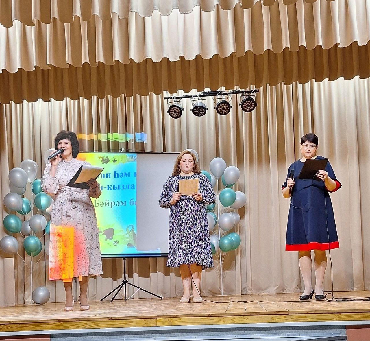 Мулла Иле мәдәният йортында, китапханә белән берлектә «Яраткан һәм кадерле хатын-кызларыбыз» дип исемләнгән бәйрәм концерты булып узды
