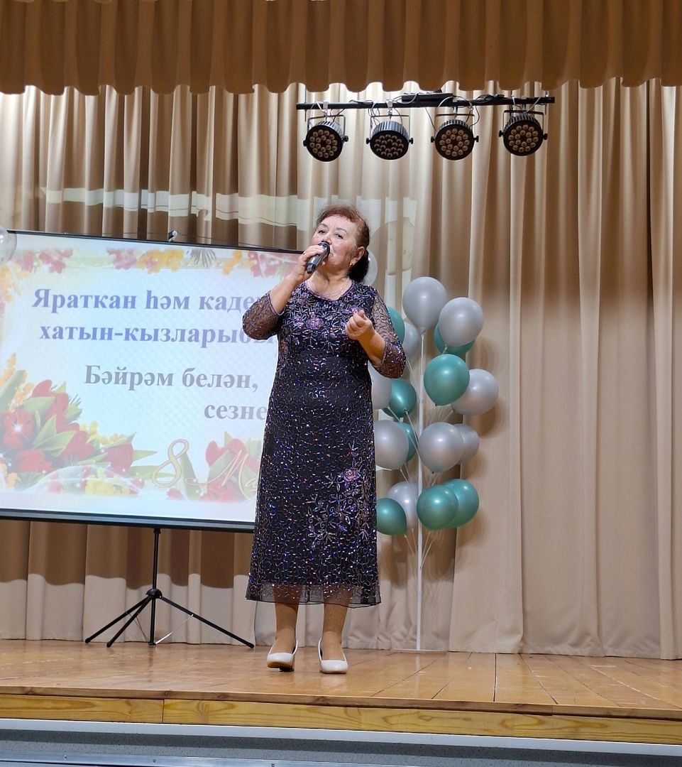 Мулла Иле мәдәният йортында, китапханә белән берлектә «Яраткан һәм кадерле хатын-кызларыбыз» дип исемләнгән бәйрәм концерты булып узды