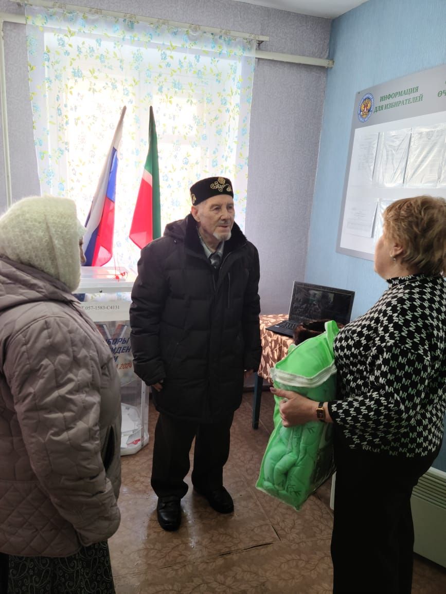 Татар Наратлысы авылында яшәүче Гайнуллиннар гаиләсе сайлауга ничек матур итеп парлашып килгән