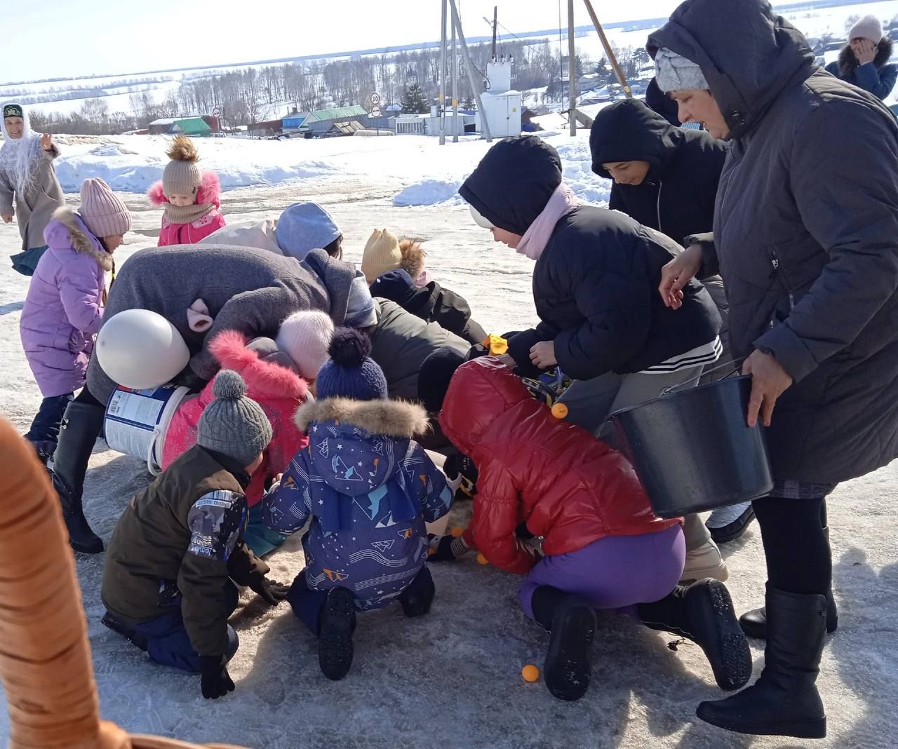 Бүген, сайлауның соңгы көнендә Бакырчы авылы клуб ишек алдында Нәүрүз бәйрәмен билгеләп үттеләр