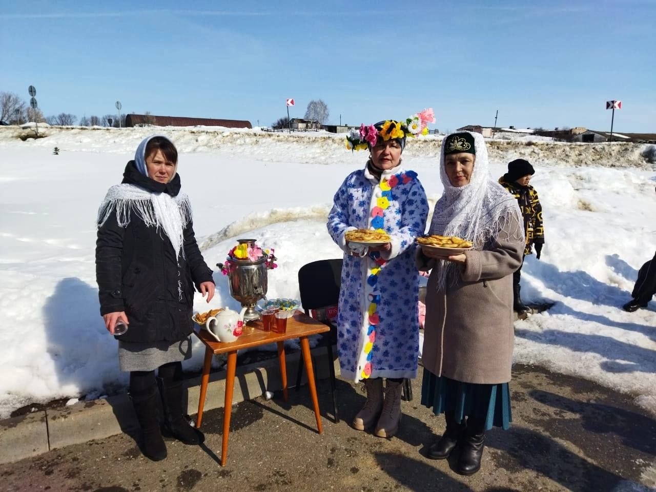 Бүген, сайлауның соңгы көнендә Бакырчы авылы клуб ишек алдында Нәүрүз бәйрәмен билгеләп үттеләр